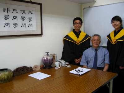 2009 (49).jpg - June 5, 2009 靜宜畢業典禮(老師與學生們合影)
